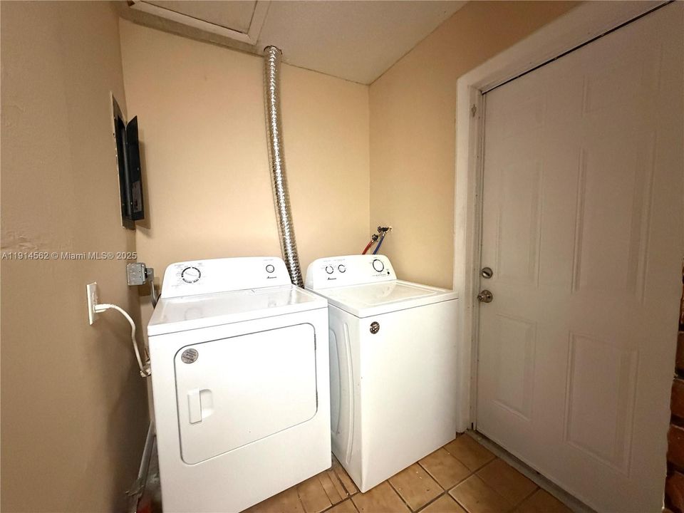 En Renta: $3,995 (5 camas, 2 baños, 1480 Pies cuadrados)