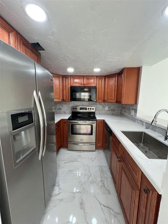 Active With Contract: $2,200 (2 beds, 2 baths, 1243 Square Feet)