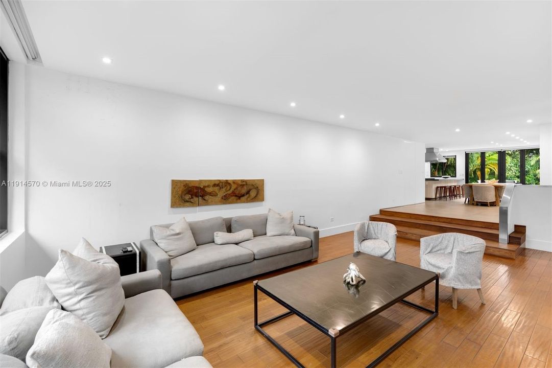 待售: $7,000,000 (3 贝兹, 4 浴室, 2403 平方英尺)