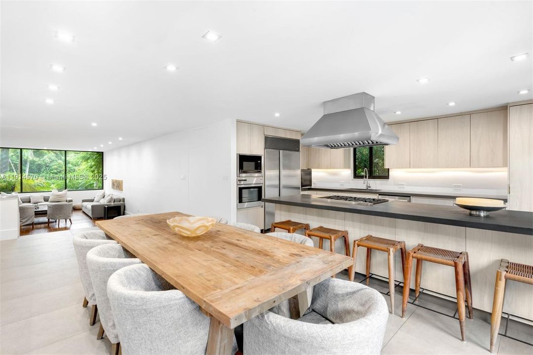 待售: $7,000,000 (3 贝兹, 4 浴室, 2403 平方英尺)