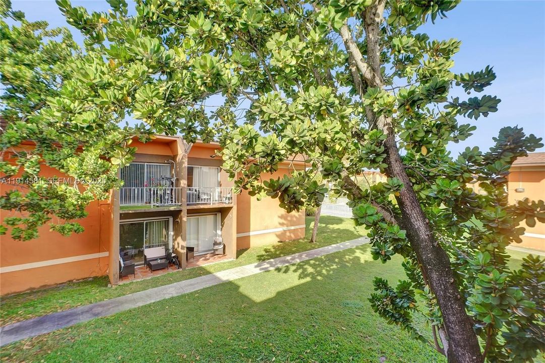 出租: $2,200 (2 贝兹, 1 浴室, 878 平方英尺)