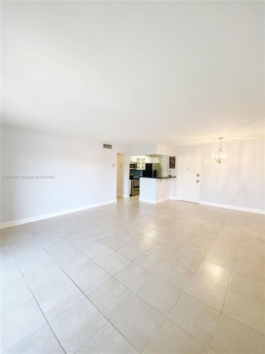 На продажу: $270,000 (2 спален, 1 ванн, 891 Квадратных фут)