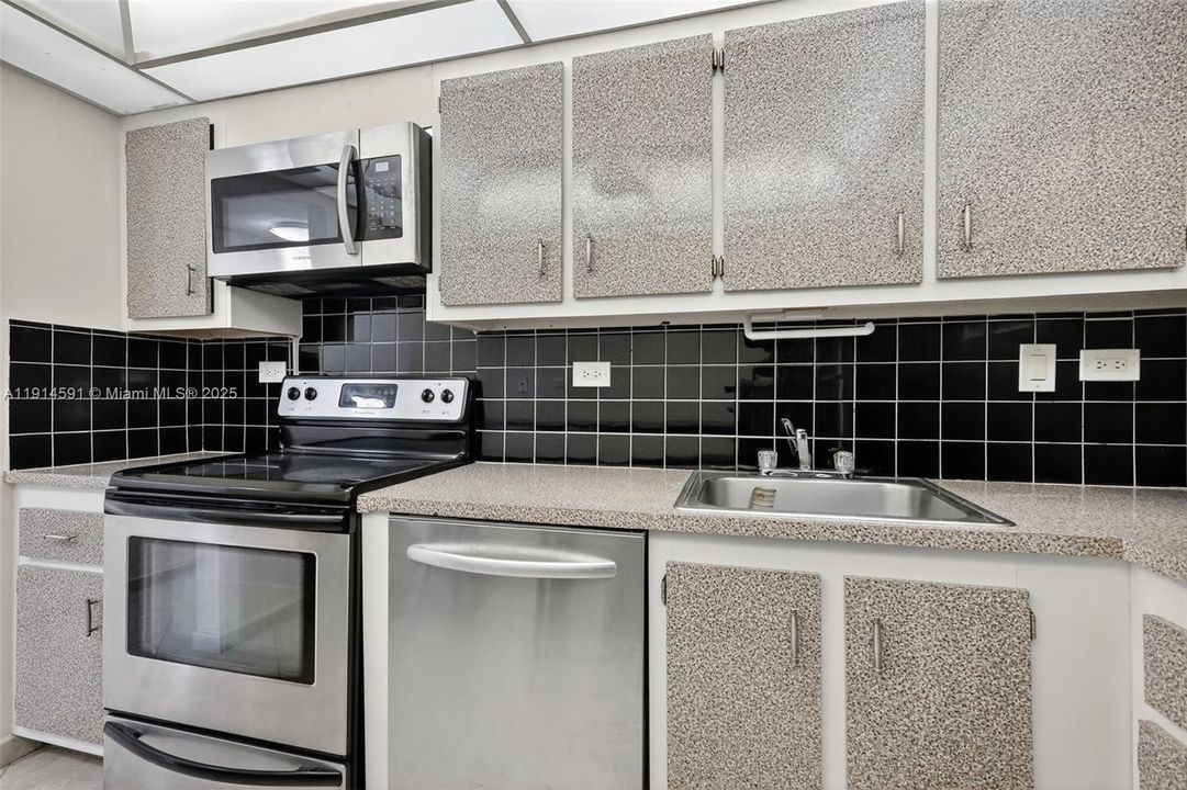 For Sale: $299,000 (2 beds, 2 baths, 1183 Square Feet)