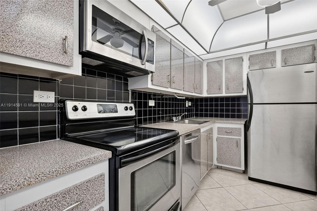 For Sale: $299,000 (2 beds, 2 baths, 1183 Square Feet)