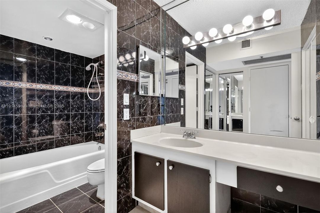 For Sale: $299,000 (2 beds, 2 baths, 1183 Square Feet)