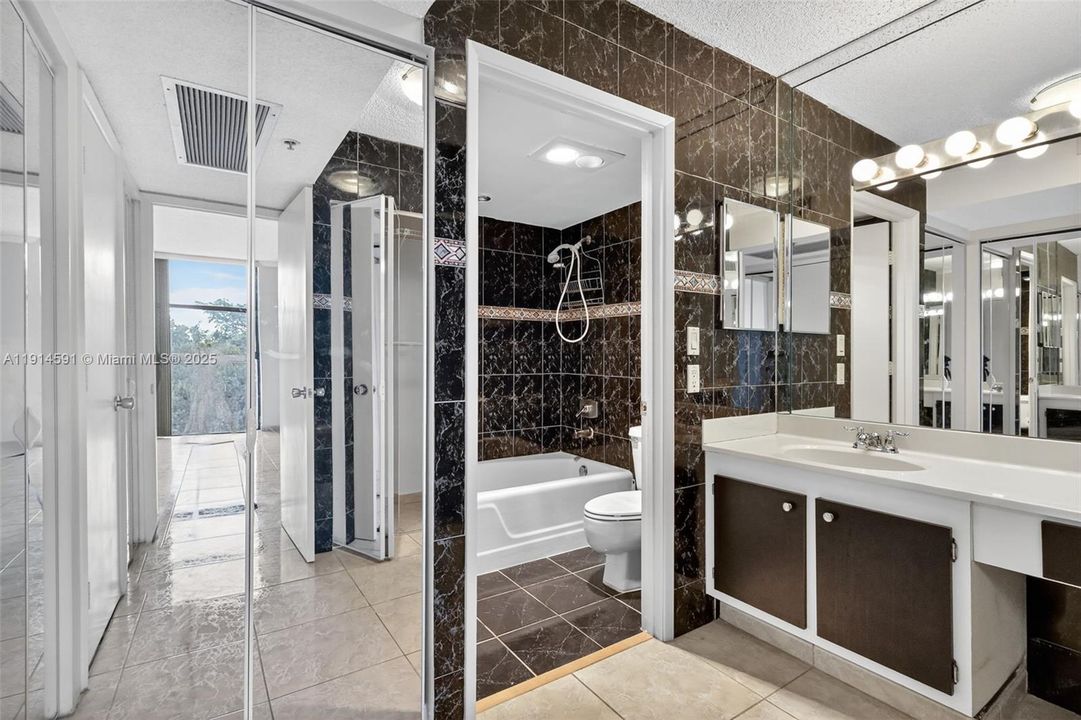 For Sale: $299,000 (2 beds, 2 baths, 1183 Square Feet)