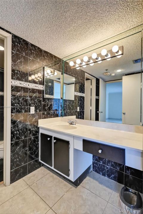 For Sale: $299,000 (2 beds, 2 baths, 1183 Square Feet)