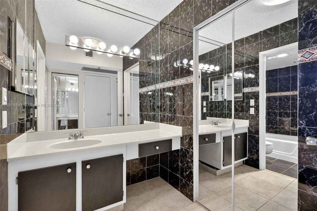 For Sale: $299,000 (2 beds, 2 baths, 1183 Square Feet)