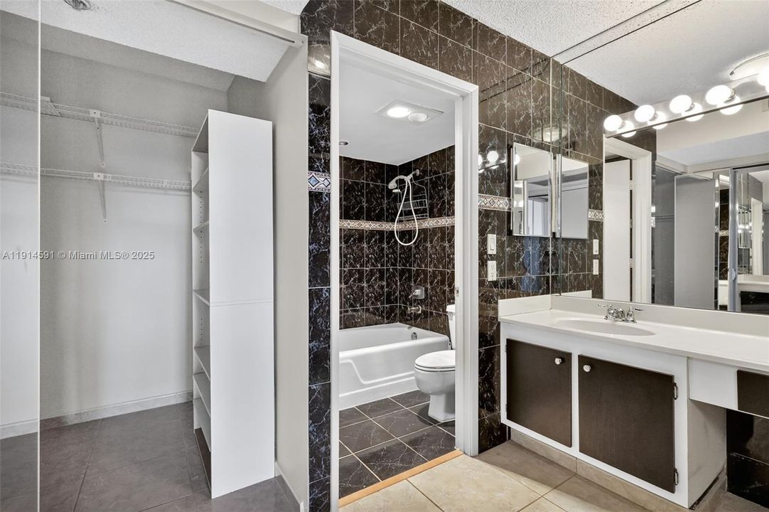 For Sale: $299,000 (2 beds, 2 baths, 1183 Square Feet)