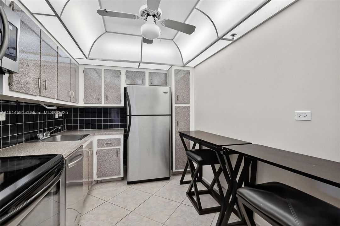 For Sale: $299,000 (2 beds, 2 baths, 1183 Square Feet)