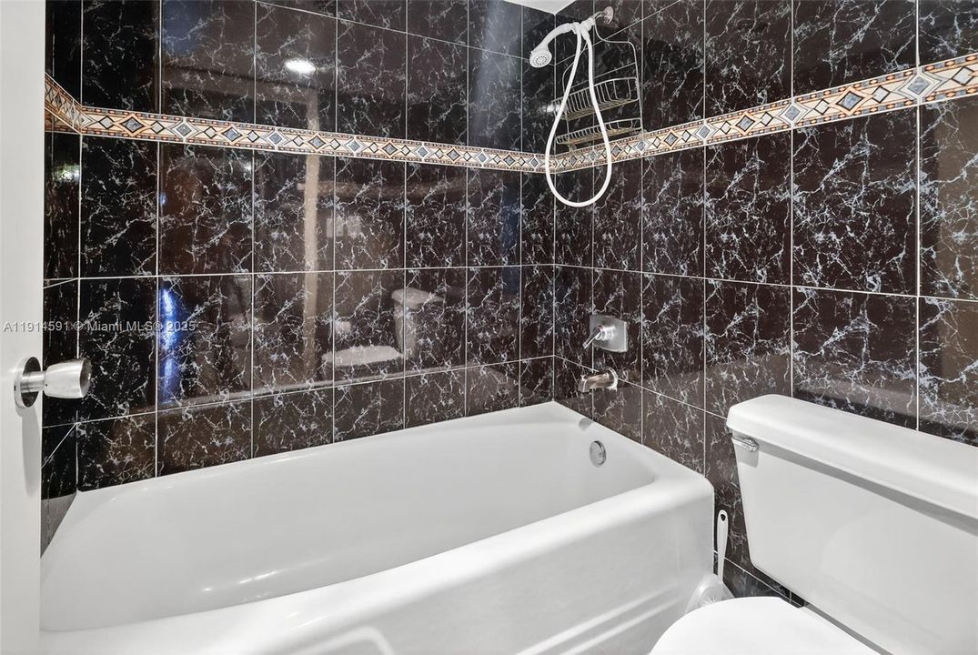 For Sale: $299,000 (2 beds, 2 baths, 1183 Square Feet)