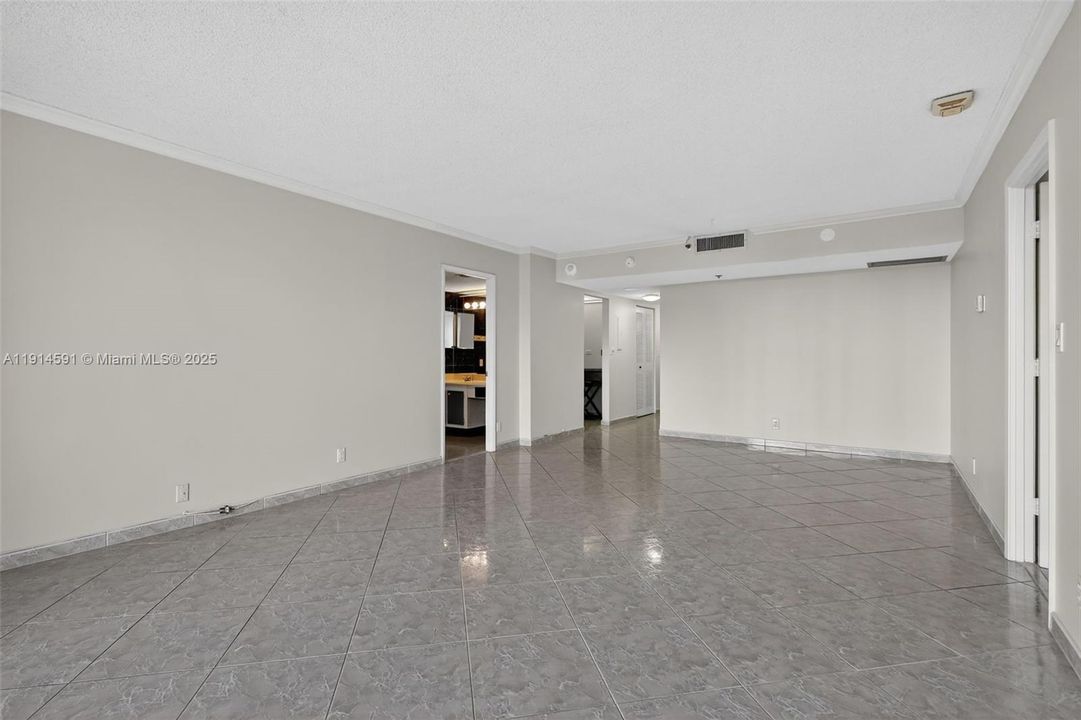 For Sale: $299,000 (2 beds, 2 baths, 1183 Square Feet)