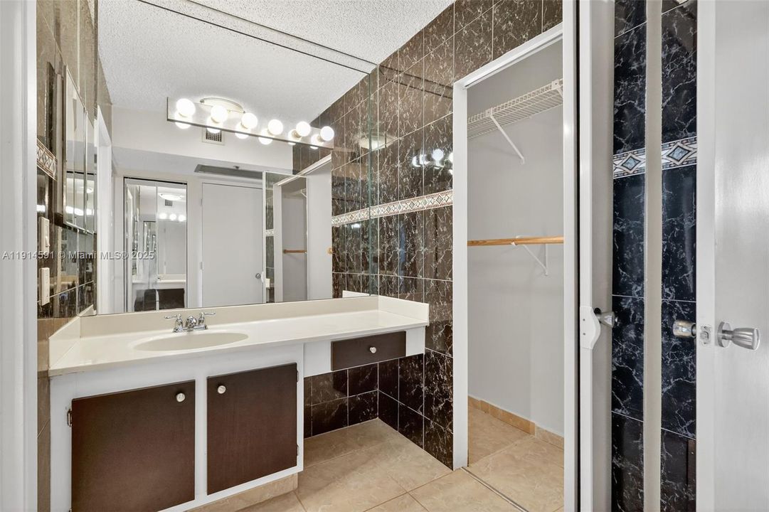 For Sale: $299,000 (2 beds, 2 baths, 1183 Square Feet)