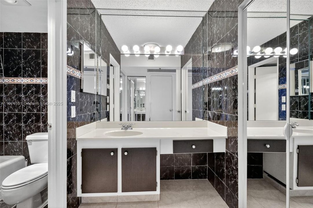 For Sale: $299,000 (2 beds, 2 baths, 1183 Square Feet)