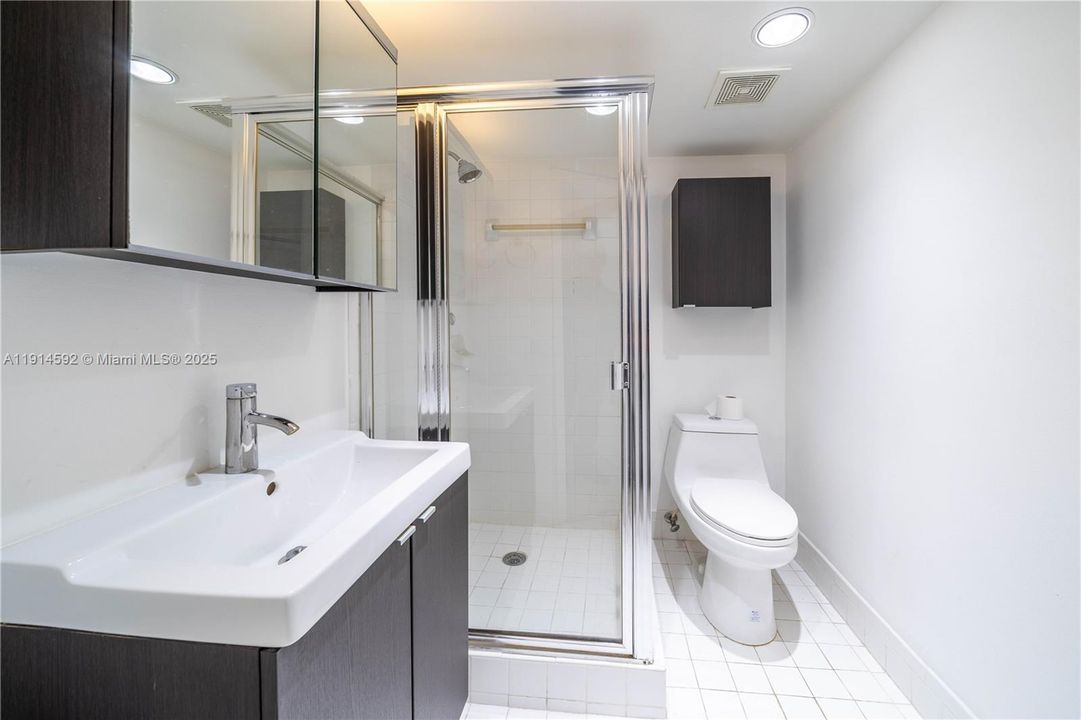 For Sale: $410,000 (2 beds, 2 baths, 710 Square Feet)