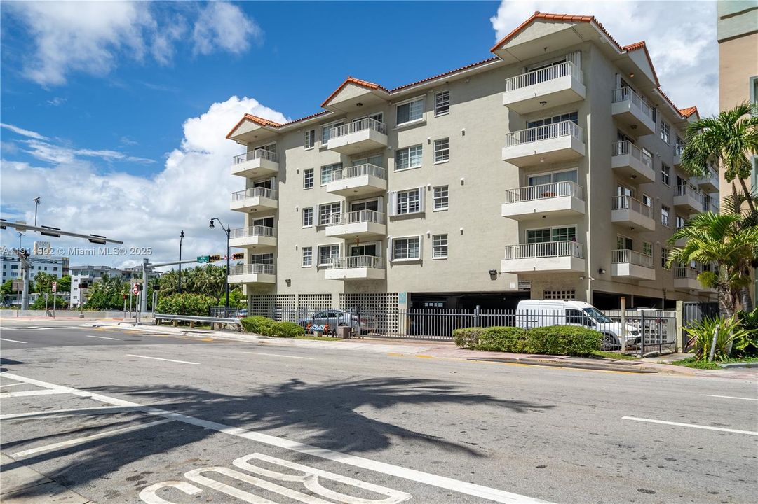 For Sale: $410,000 (2 beds, 2 baths, 710 Square Feet)