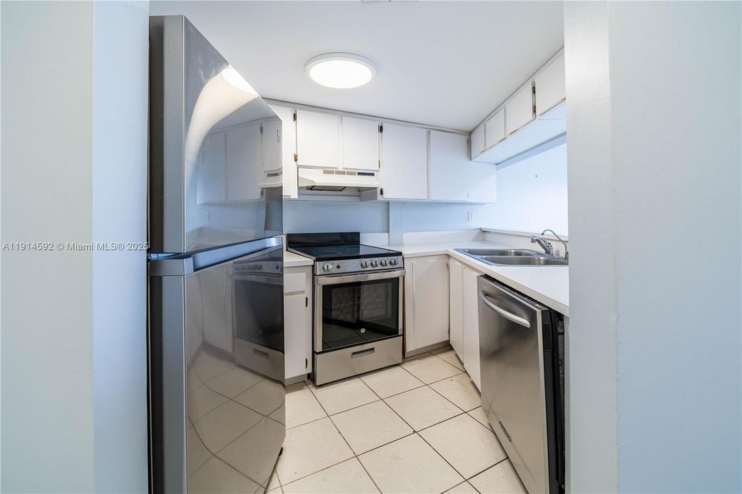 For Sale: $410,000 (2 beds, 2 baths, 710 Square Feet)