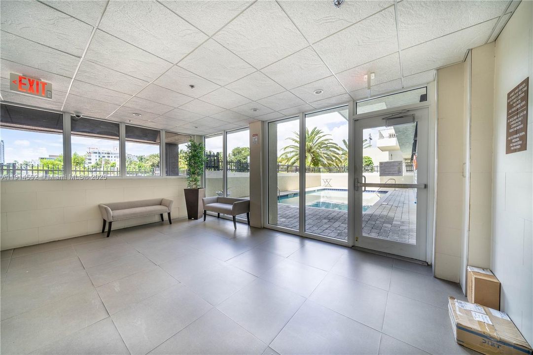 For Sale: $410,000 (2 beds, 2 baths, 710 Square Feet)