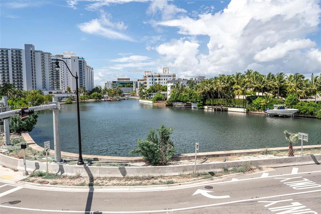 For Sale: $410,000 (2 beds, 2 baths, 710 Square Feet)