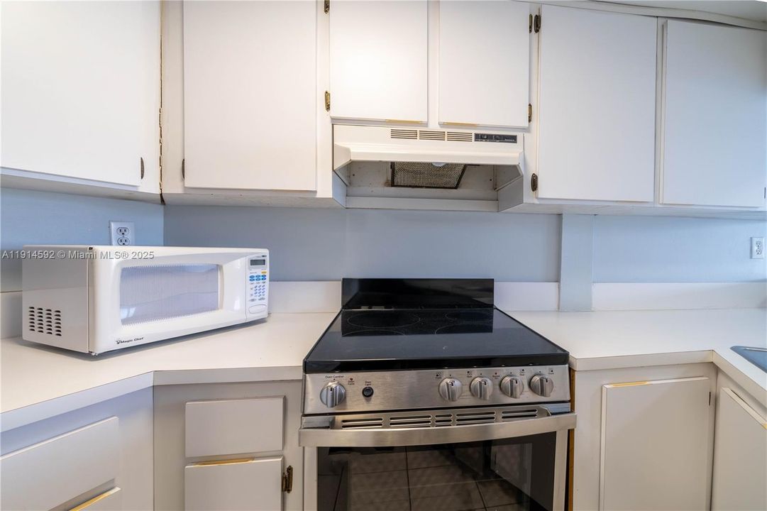 For Sale: $410,000 (2 beds, 2 baths, 710 Square Feet)