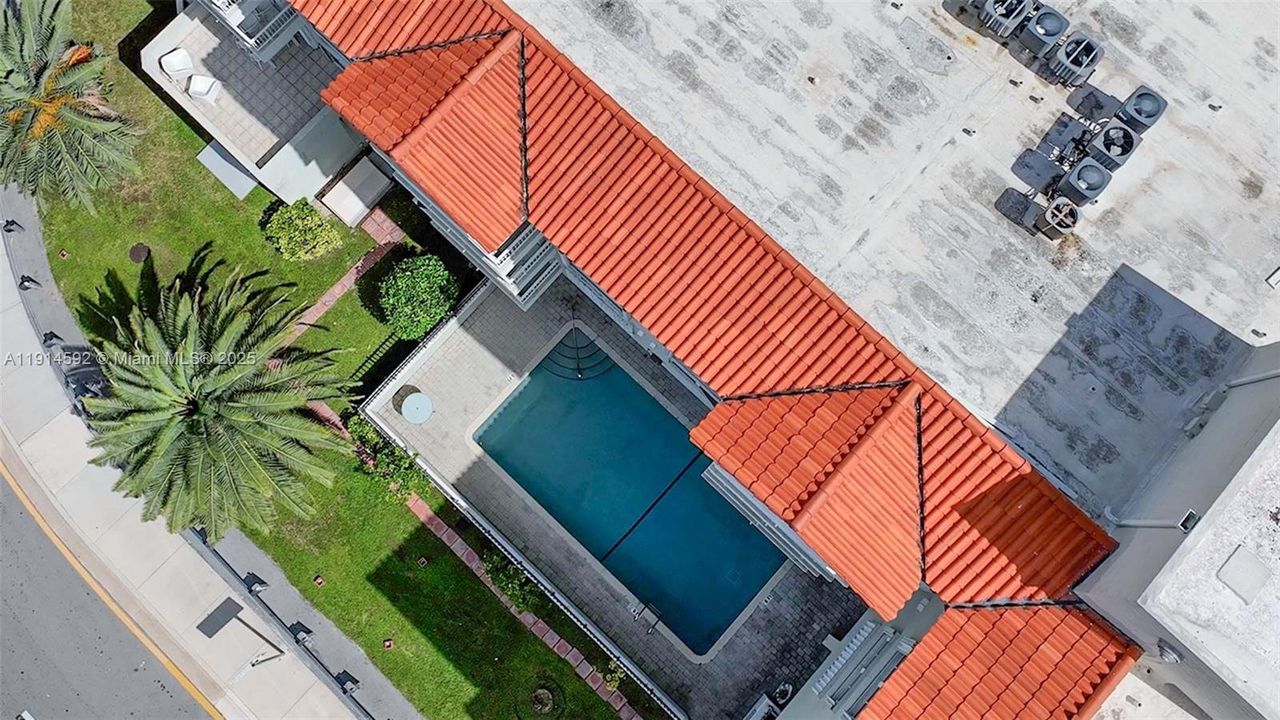 For Sale: $410,000 (2 beds, 2 baths, 710 Square Feet)