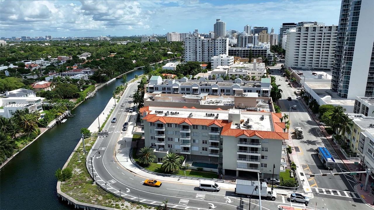 For Sale: $410,000 (2 beds, 2 baths, 710 Square Feet)