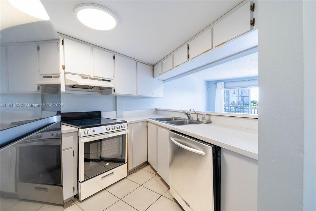 For Sale: $410,000 (2 beds, 2 baths, 710 Square Feet)