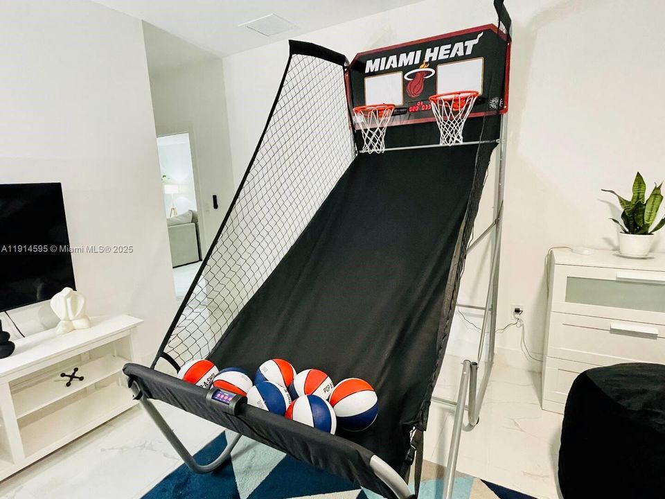 For Sale: $899,900 (5 beds, 3 baths, 2246 Square Feet)