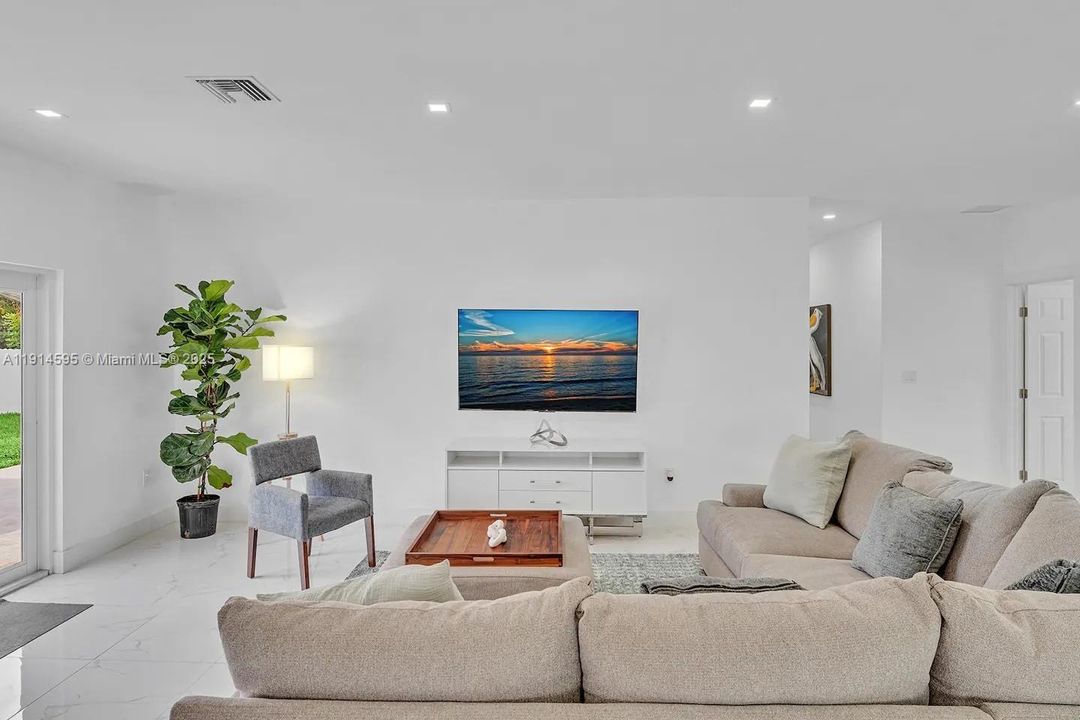 For Sale: $899,900 (5 beds, 3 baths, 2246 Square Feet)