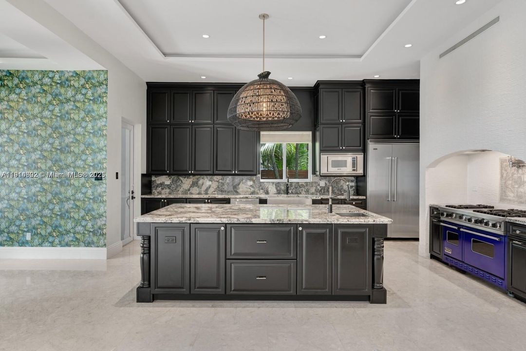 For Sale: $4,900,000 (6 beds, 6 baths, 6583 Square Feet)