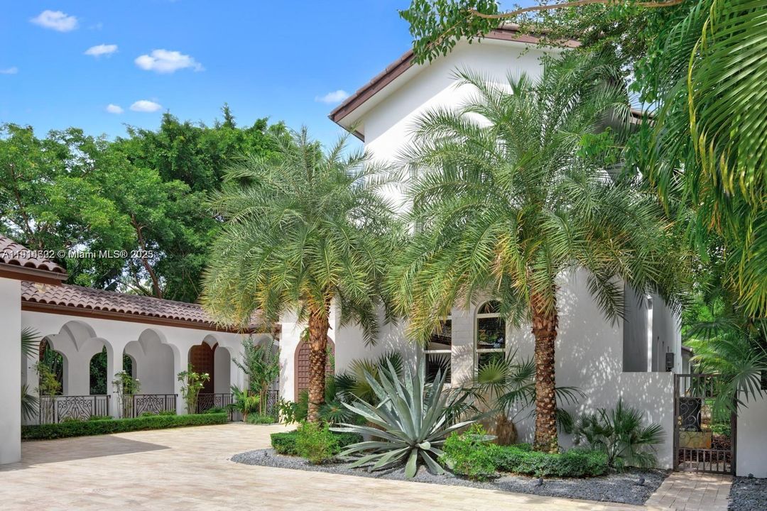 For Sale: $4,900,000 (6 beds, 6 baths, 6583 Square Feet)