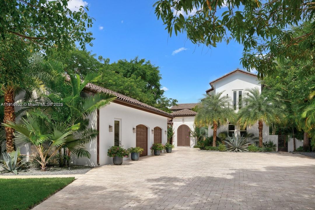 For Sale: $4,900,000 (6 beds, 6 baths, 6583 Square Feet)