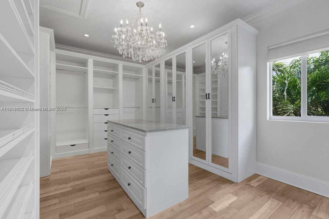 For Sale: $4,900,000 (6 beds, 6 baths, 6583 Square Feet)