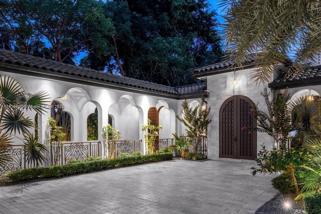 For Sale: $4,900,000 (6 beds, 6 baths, 6583 Square Feet)