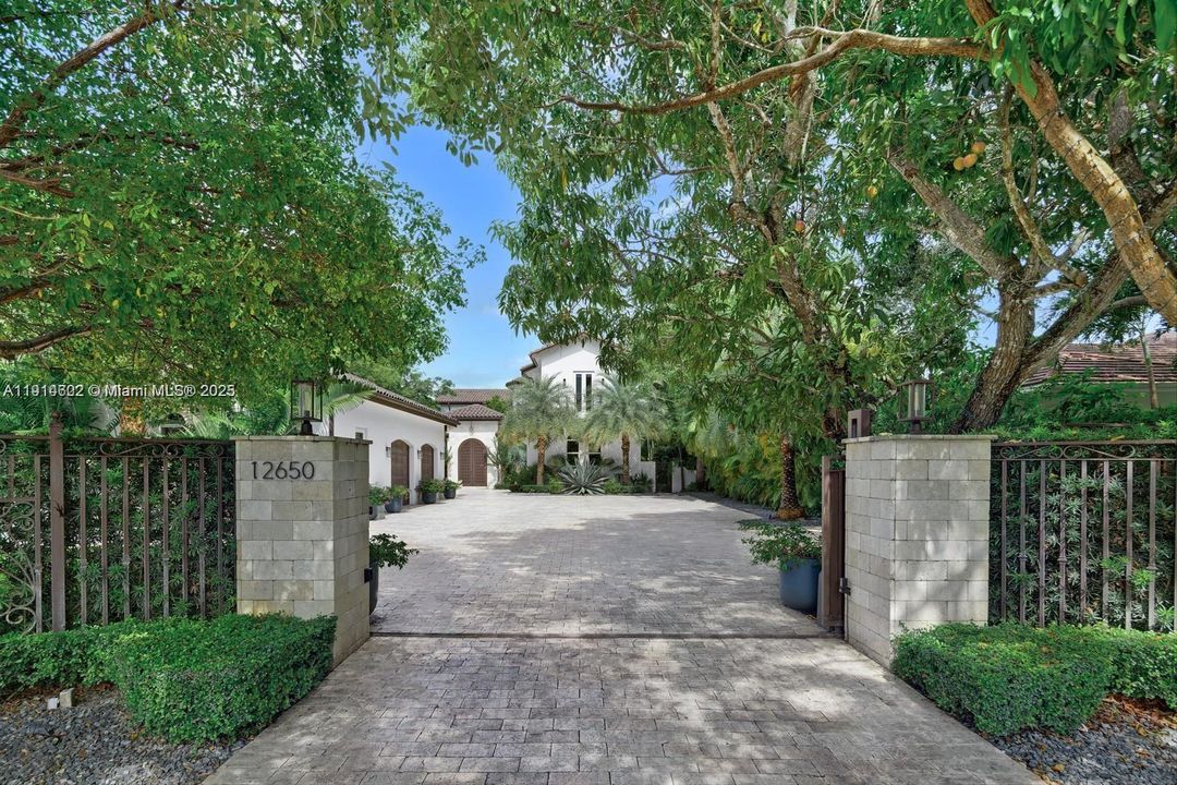 For Sale: $4,900,000 (6 beds, 6 baths, 6583 Square Feet)