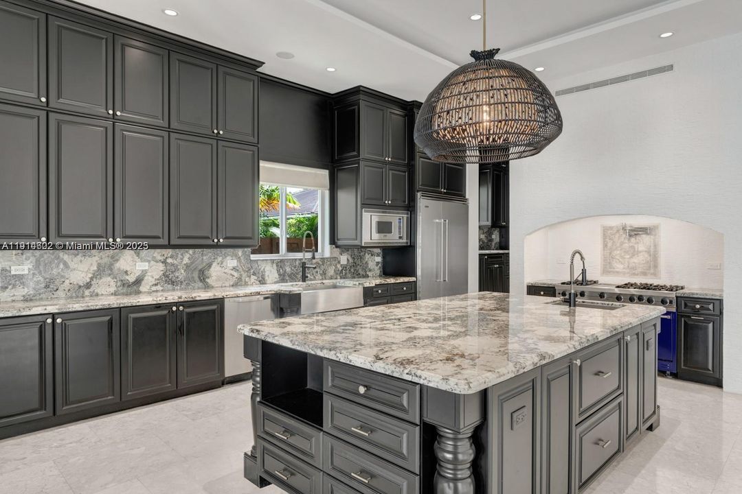 For Sale: $4,900,000 (6 beds, 6 baths, 6583 Square Feet)