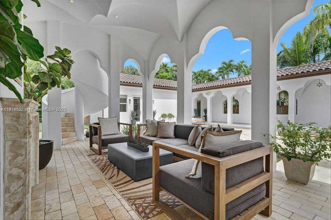 For Sale: $4,900,000 (6 beds, 6 baths, 6583 Square Feet)