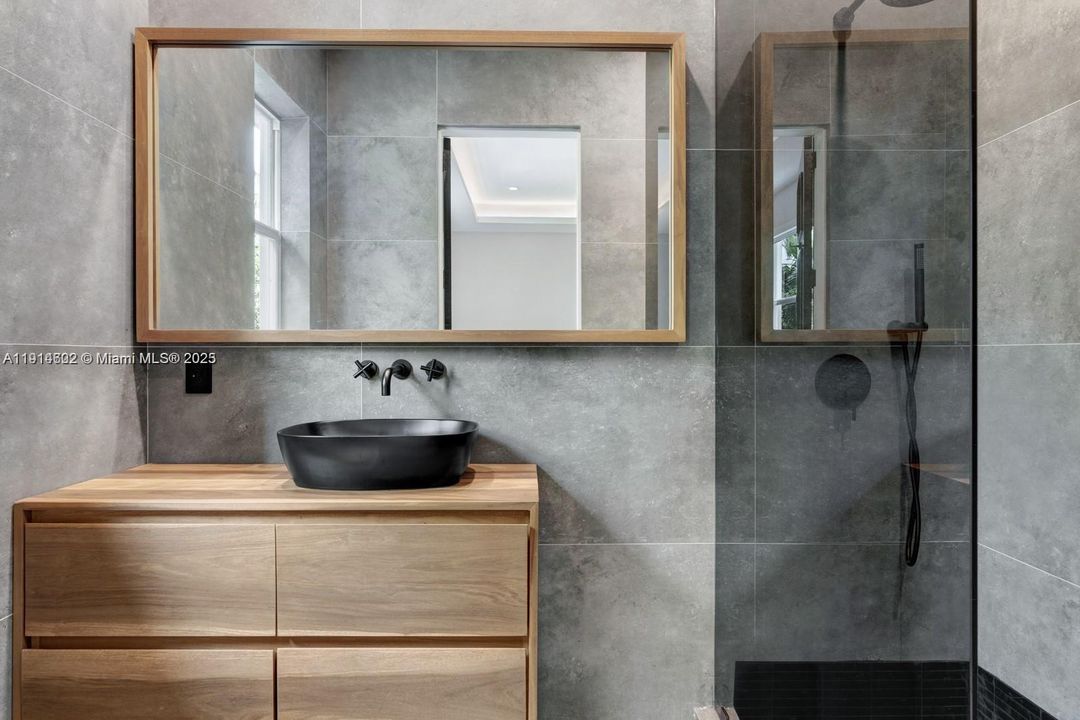 For Sale: $4,900,000 (6 beds, 6 baths, 6583 Square Feet)