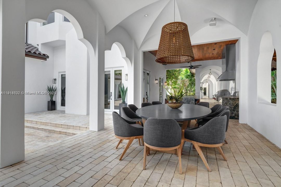 For Sale: $4,900,000 (6 beds, 6 baths, 6583 Square Feet)