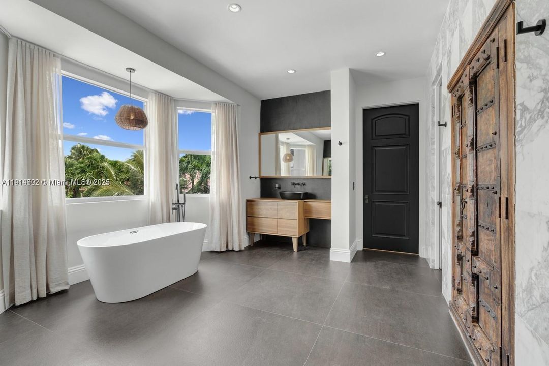 For Sale: $4,900,000 (6 beds, 6 baths, 6583 Square Feet)