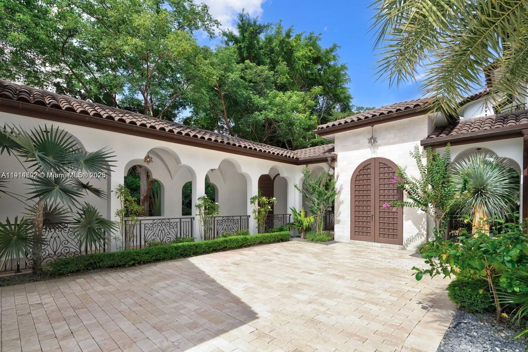 For Sale: $4,900,000 (6 beds, 6 baths, 6583 Square Feet)