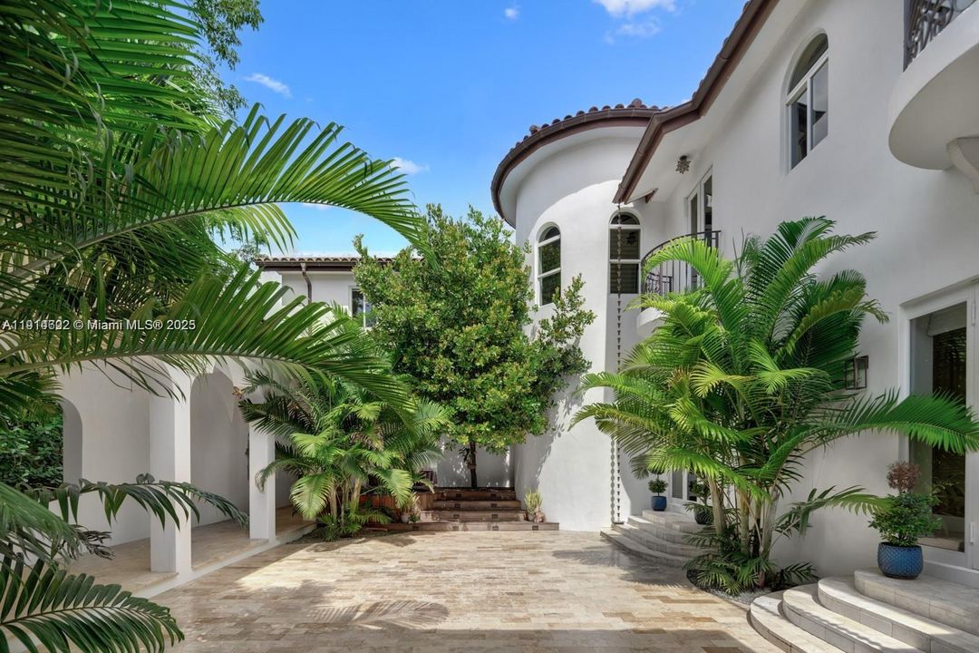 For Sale: $4,900,000 (6 beds, 6 baths, 6583 Square Feet)