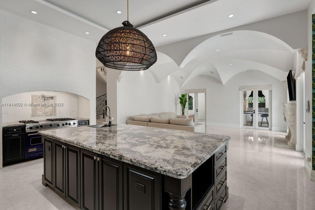 For Sale: $4,900,000 (6 beds, 6 baths, 6583 Square Feet)