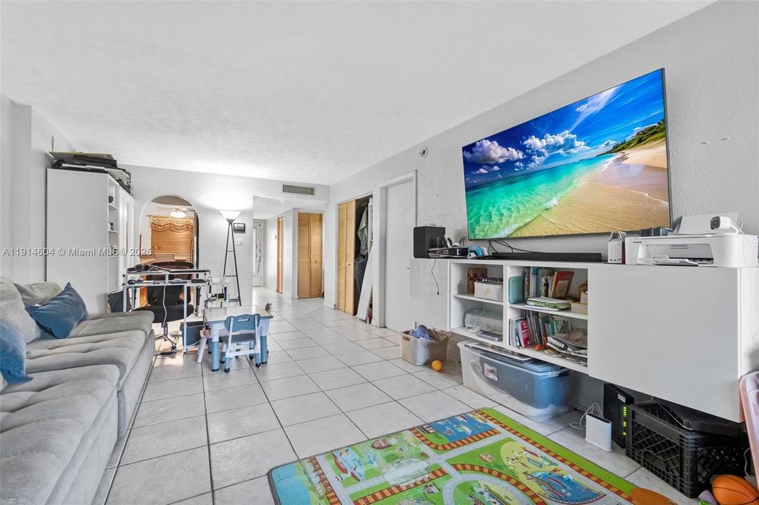 En Venta: $170,000 (2 camas, 2 baños, 1002 Pies cuadrados)