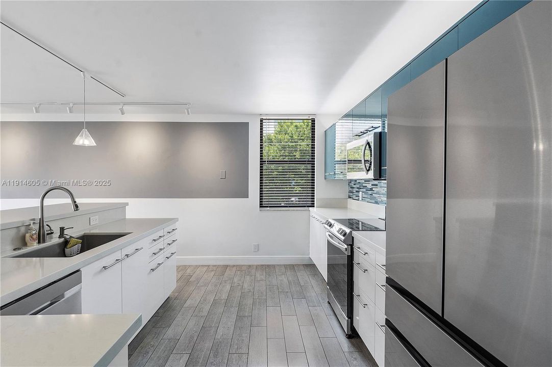 For Sale: $385,000 (2 beds, 2 baths, 1300 Square Feet)