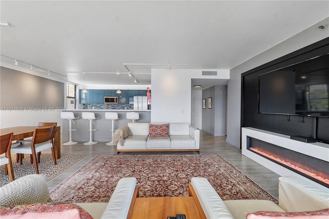 For Sale: $385,000 (2 beds, 2 baths, 1300 Square Feet)