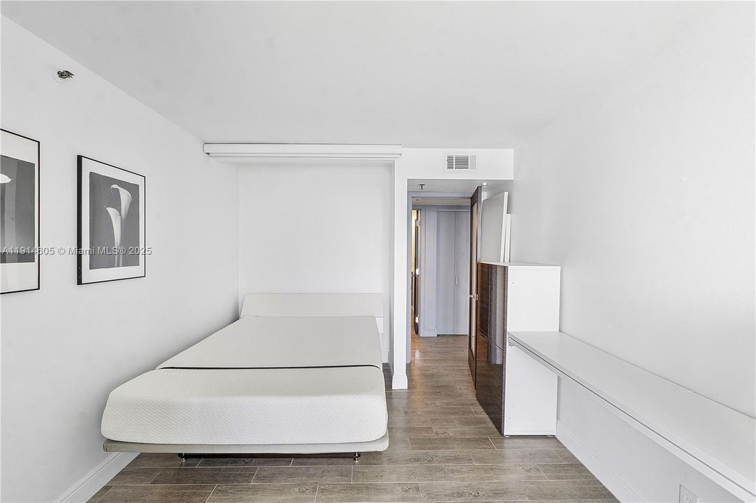 For Sale: $385,000 (2 beds, 2 baths, 1300 Square Feet)