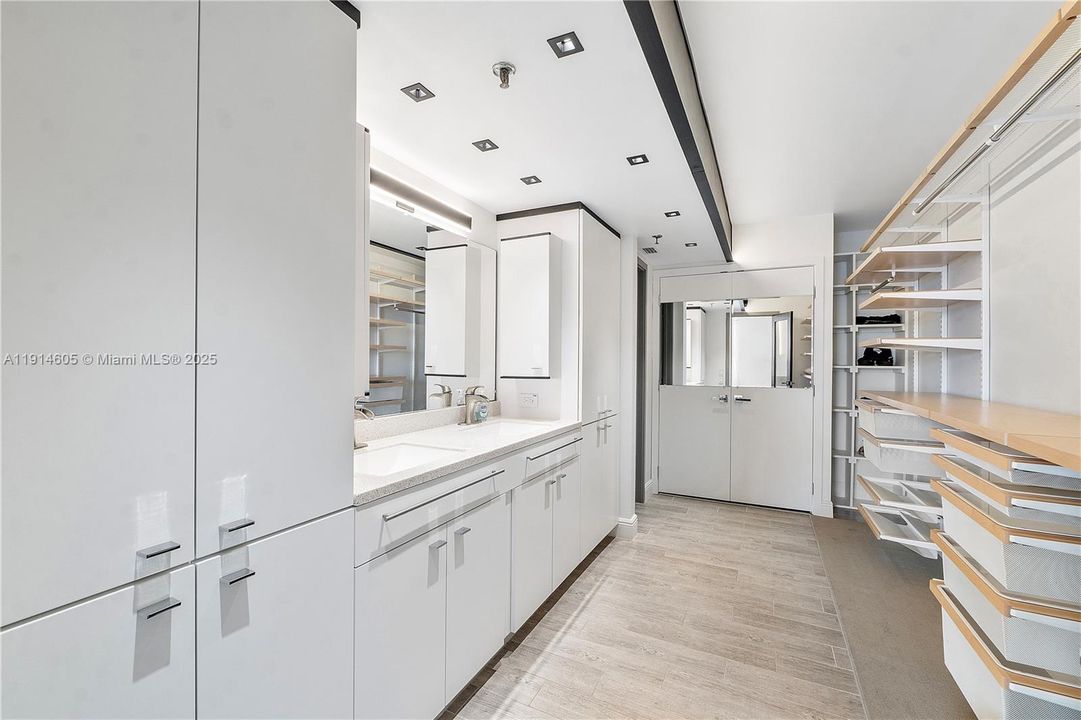 For Sale: $385,000 (2 beds, 2 baths, 1300 Square Feet)