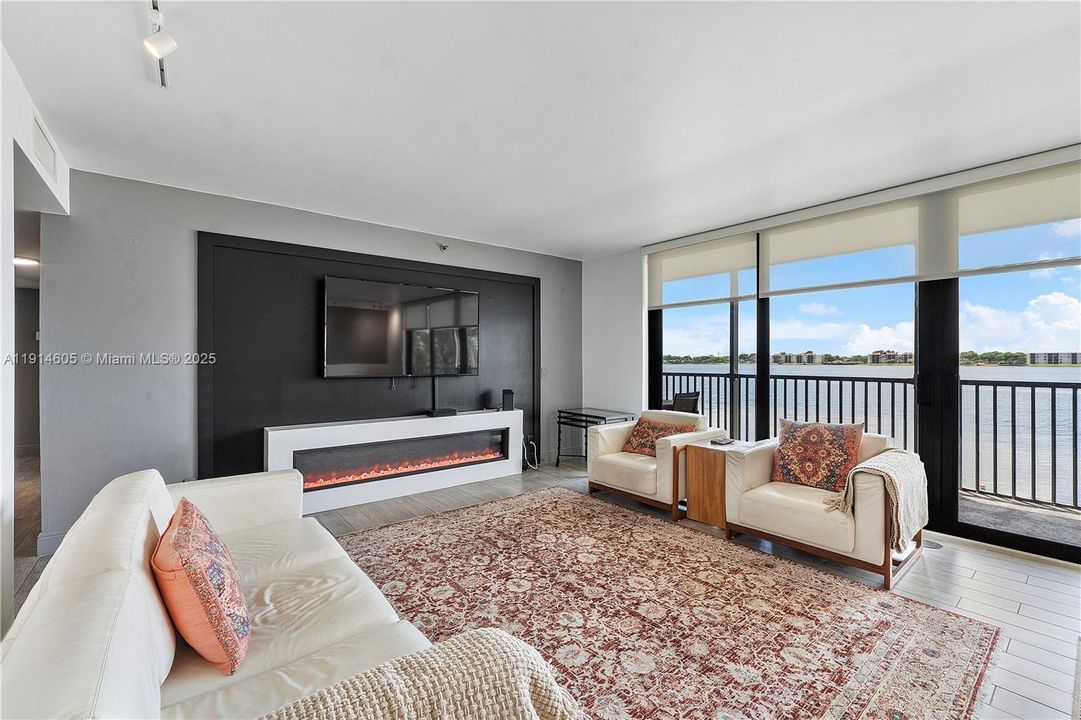 For Sale: $385,000 (2 beds, 2 baths, 1300 Square Feet)