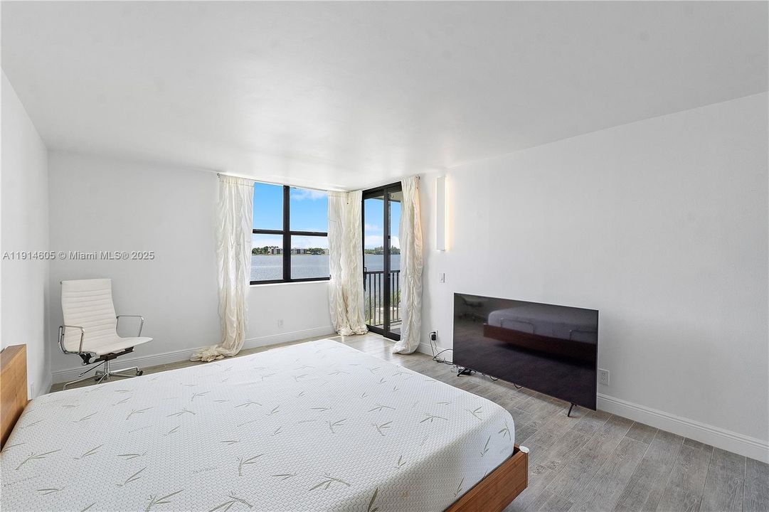 For Sale: $385,000 (2 beds, 2 baths, 1300 Square Feet)